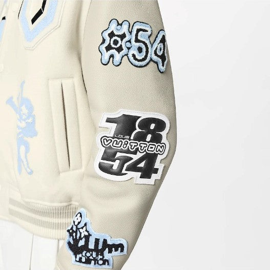 Blusão Louis Vuitton Varsity em Pele Bordado “Multi-Patches Mixed/Milky White”